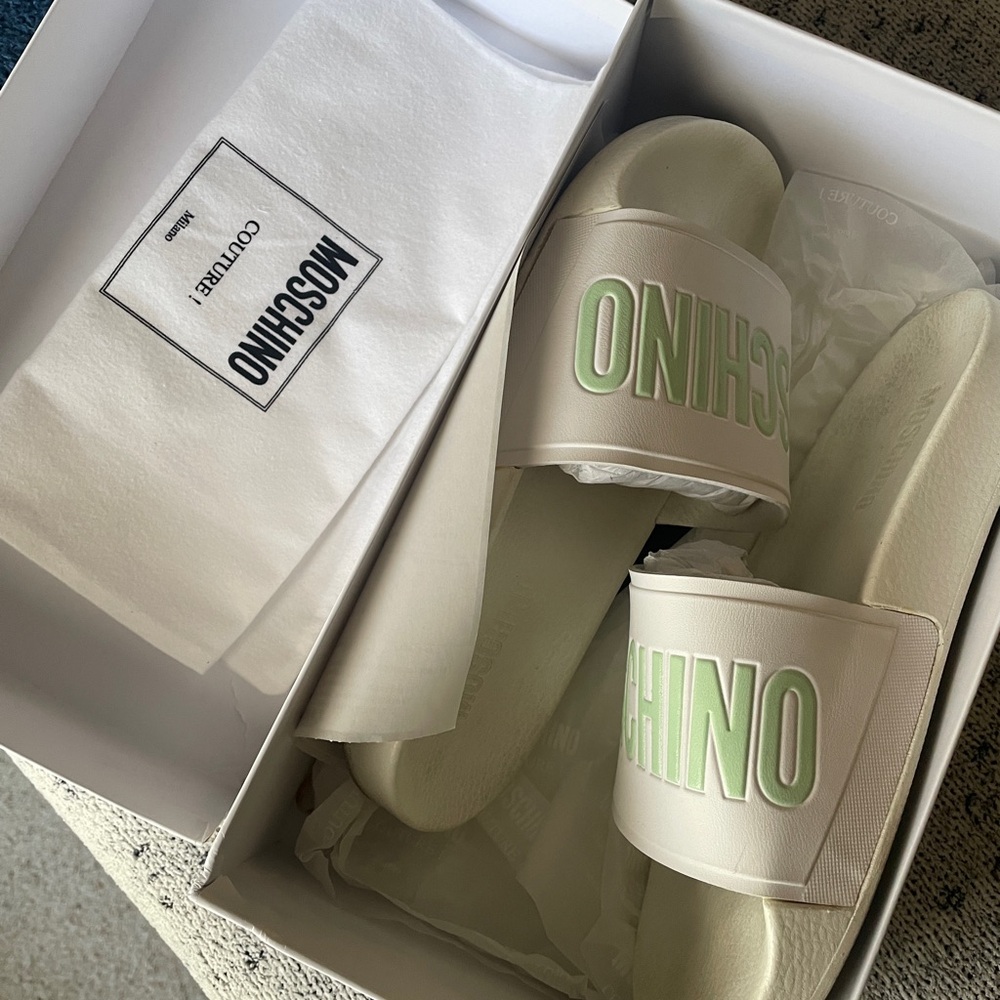 Moschino glow in the dark White and Green Slides - Picture 6 of 8